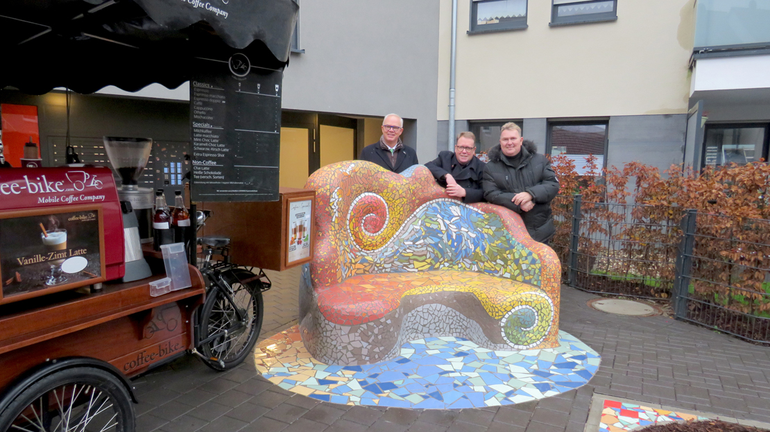 Vonovia_VorOrt's tweet photo. Neue Mosaik-Sitzskulpturen als Treffpunkt in #Dortmund: Die farbenfrohen Mosaik-Sitzskulpturen in Hombruch sind ein einzigartiger neuer Treffpunkt im #Quartier. Für die Gestaltung beauftragten wir den Künstler Robert Kaller. https://t.co/6nkwUFwCBj