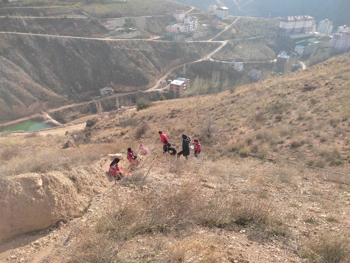 Gümüşhane Üniversitesi Acil Yardım ve Afet Yönetimi(AYAY) öğrencileri;
Saha da ARAMA-KURTARMA Teorik ve Uygulama Eğitimlerini Başarıyla Tamamladılar.
#GümüşhaneÜniversitesi #AYAY #DAKİK #AcilYardımveAfetYönetimi #Eğitim #AramaKurtarma
#deprem
