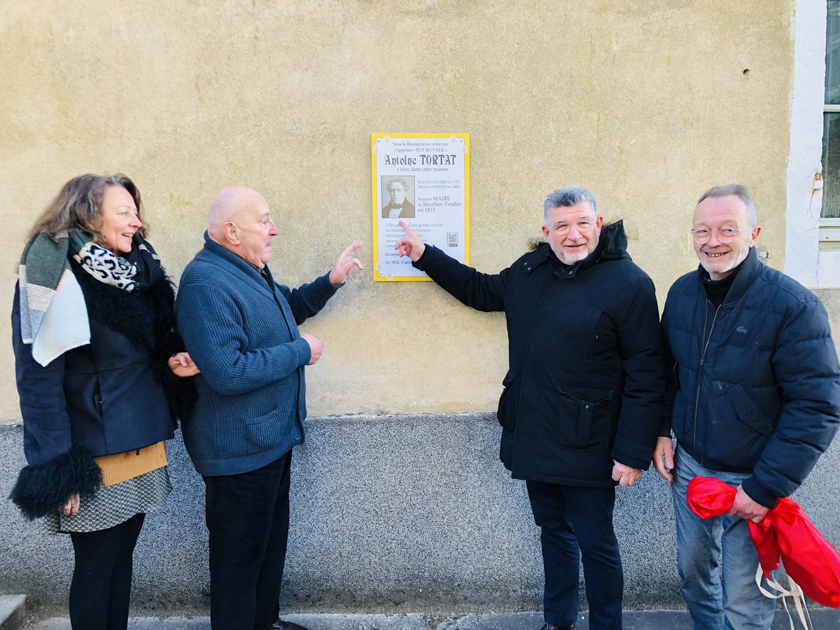 Lucbouard's tweet photo. #Patrimoine Dévoilement de la plaque de #Prymosta rue Paul Doumer, à la maison dans laquelle a vécu Antoine Tortat, maire de Bourbon-Vendée en 1815. https://t.co/0k9BbFSwRu