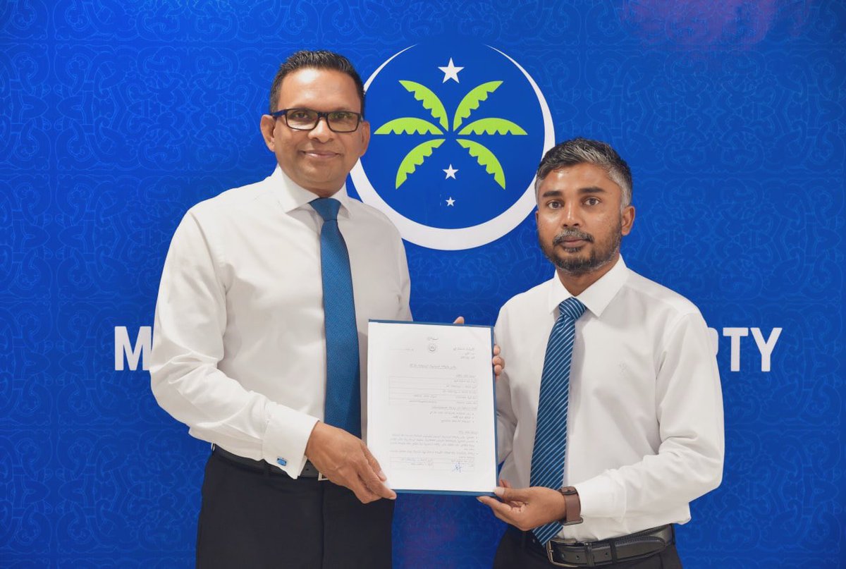 nazim7878's tweet photo. އެމްއެންޕީގެ ރިޔާސީ ޕްރައިމަރީގައި ބައިވެރިވުމަށް މިއަދު އަޅުގަނޑު ފޯމު ލައިފިން. އެމްއެންޕީ އަކީ ރައްޔިތުންނަށް އޮތް އާ އުންމީދެއް، އާ ފުރިހަމަ ވިސްނުމެއް! https://t.co/5Qune9Ca8Z