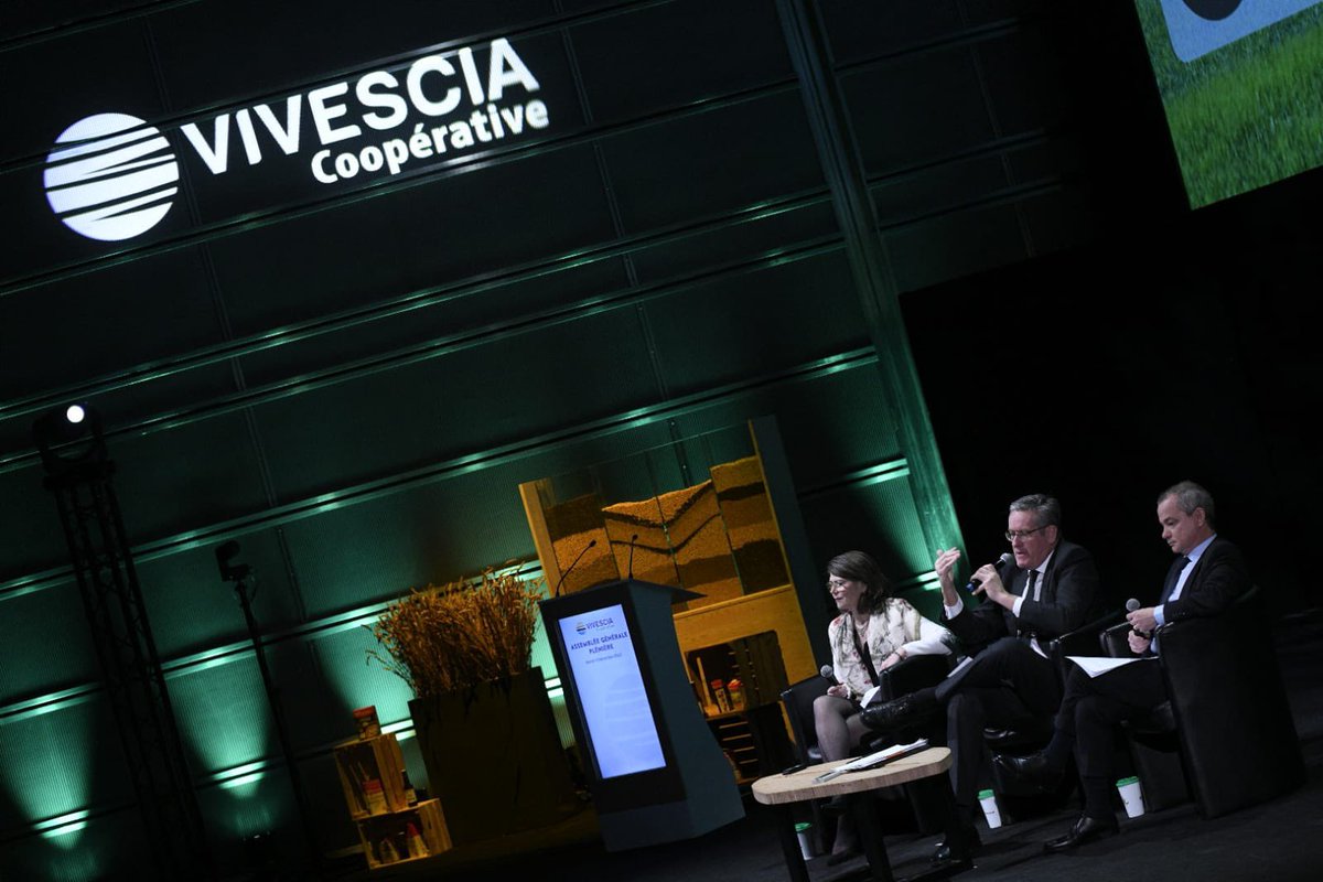 Vivescia's tweet photo. Christoph Büren, Président de VIVESCIA, ouvre l’Assemblée Générale Plénière de la #Coopérative avec un retour sur le cycle des #AGSection, véritable moment d’échanges et de dialogue entre les élus et les associés-coopérateurs avec plus de 200 questions posées.
#VIVESCIAlive https://t.co/S75qUGjBzt