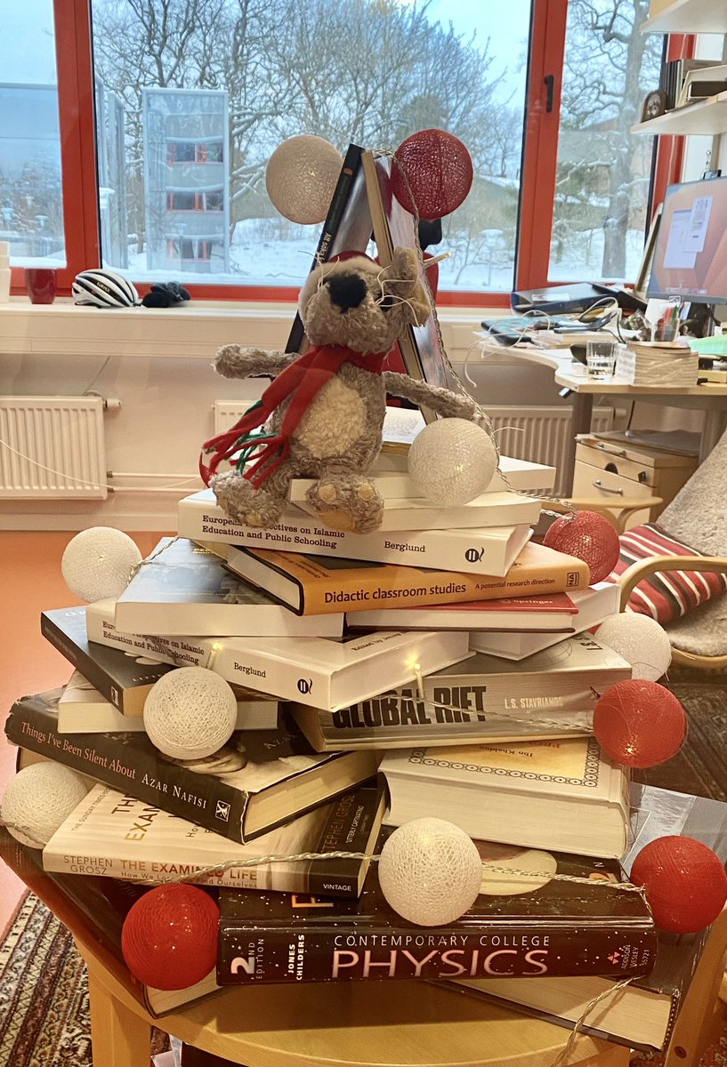 What can be more suitable at a university, than a Christmas-book-tree 🎄<a href="/Stockholm_Uni/">Stockholm University</a>