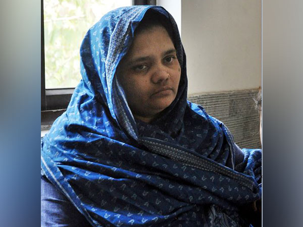 ani_digital's tweet photo. Bilkis Bano case: Justice Bela Trivedi recuses from hearing plea against pre-mature release of 11 convicts
Read @ANI Story | https://t.co/2LXuaXEruc
#BilkisBano #SupremeCourt #GodhraRiots2002 https://t.co/B2ujHwuzPy