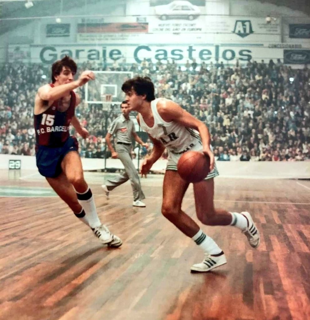 Que magníficas instantáneas 'capturaba' en aquel abarrotado pabellón de #PuntaArnela el Estudio de Fotografía Arjo #ACB Primera temporada, hace 39 años #JuanAntonio #Manolito & #SanchaHijo 11/12/1983 #ArchivoOAR