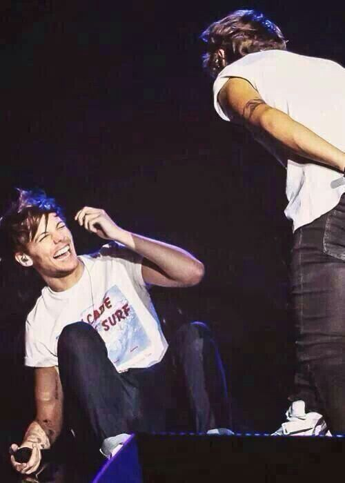 teaandme28's tweet photo. This is my FAVORITE pic of Harry and Louis. Ever. https://t.co/ZAV6Qw6TuE