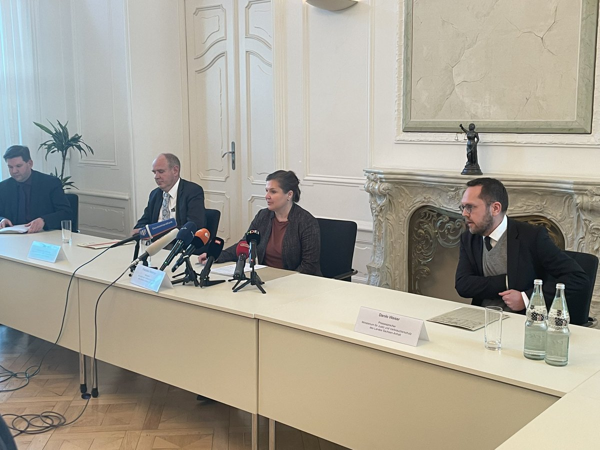 PK der Justizministerin Sachsen-Anhalts zur Geiselnahme in der JVA Burg. Geiselnehmer war Attentäter von Halle. Nahm 2 Beamte als Geiseln und wurde dann überwältigt. Noch unklar welche Waffe oder andere Gewaltmittel der Geiselnehmer hatte. Ermittlungen dauern an.
