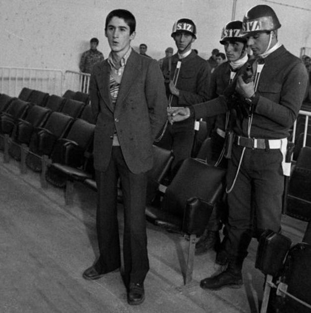 13 Aralık 1980 günü 17 yaşındaki #ErdalEren, 12 Eylül darbecileri tarafından yaşı büyütülerek idam edildi