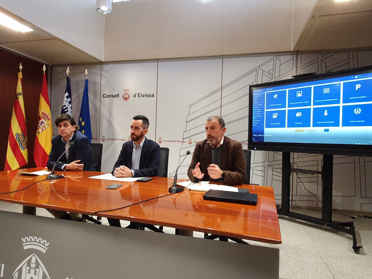 Apuertoi's tweet photo. Hoy presentamos junto a @Consell_Eivissa  @redpuntoes y @VodafoneEmpresa la puesta en marcha de dos nuevos componentes de la iniciativa Ibiza, Turismo inteligente y sostenible. Sistema de prevención de incendios y sensorizacion de calidad del aire. #IbizaDTI #IbizaSmartIsland https://t.co/ZNuQzv0XHa