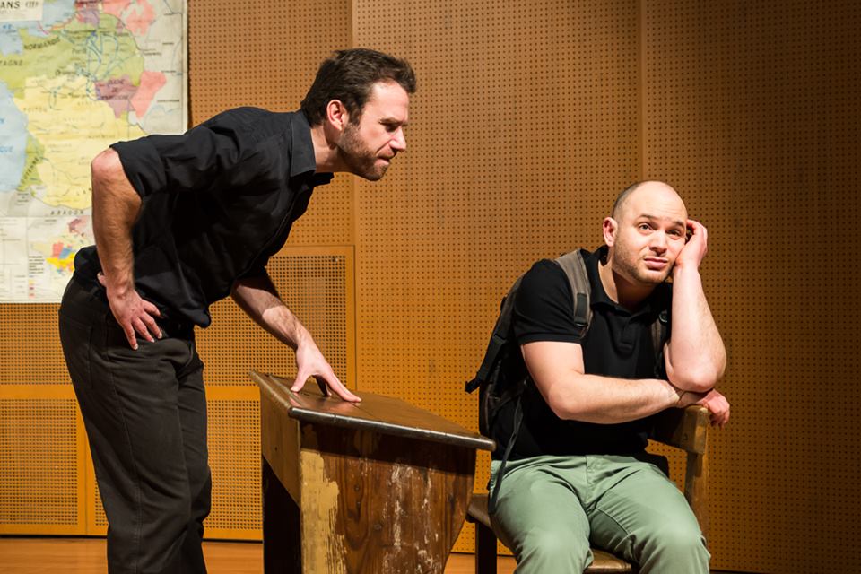 Ce jeudi à 20h30 votre théâtre se transformera en salle de classe Terrence accueille les spectateurs qui le temps d’une heure de colle, redeviennent des élèves. Colle interrompue par l’arrivée de
Malik, venu faire le clown devant ses camarades. 
N'arrivez pas en retard !
