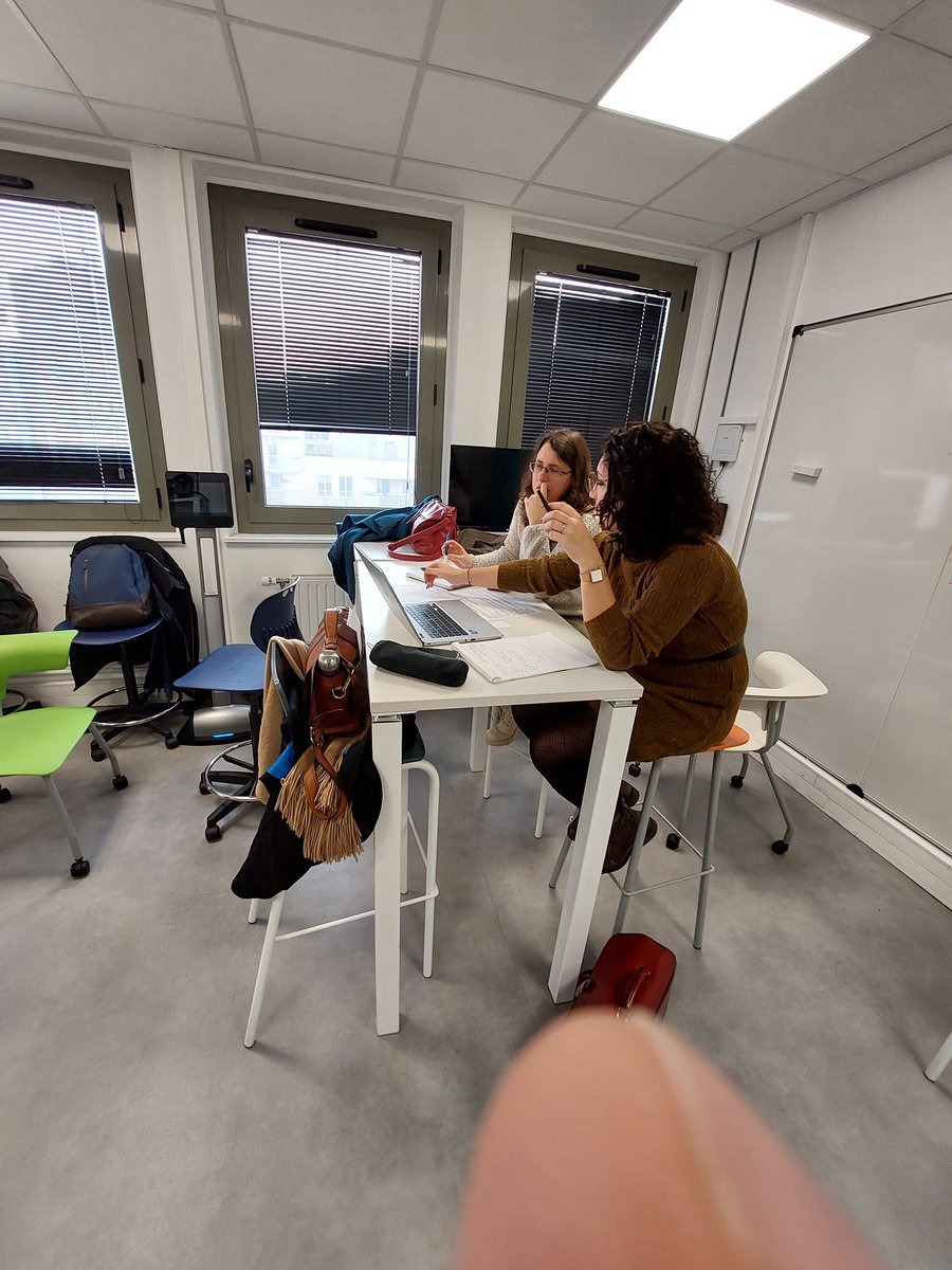 HGEMC_Creteil's tweet photo. 3/Travail de groupe lors du hackathon pedagogique "Déconstruire une fakenews en classe" 📝 #hackathonEMC #GREIDHG #fakenews #news #numérique @AcCreteil @DANECreteil https://t.co/X8kgsP1pB7