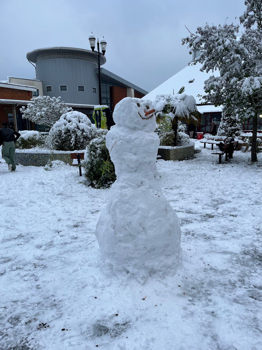 MonouXcollege's tweet image. We’re making the best of the snowy settings at Monoux! 
The cold won’t stop us:
Today we will be joined by a @UniofBath student from Walthamstow who’s ready to share their wisdom with our students🤩

#ucasapplications #Walthamstow #london #joinmonoux2023 #monouxcollege #london