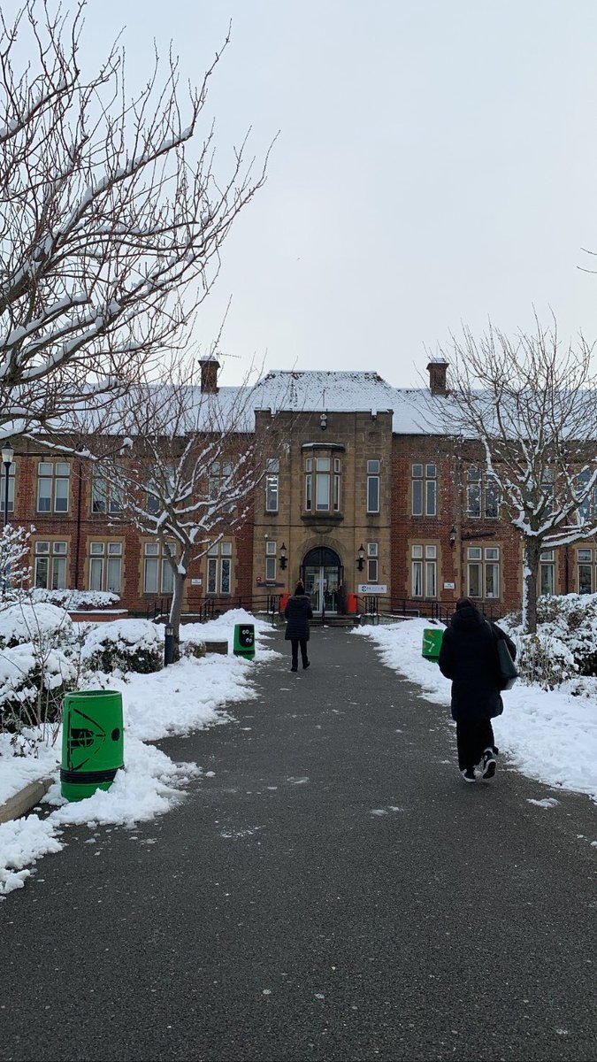 MonouXcollege's tweet image. We’re making the best of the snowy settings at Monoux! 
The cold won’t stop us:
Today we will be joined by a @UniofBath student from Walthamstow who’s ready to share their wisdom with our students🤩

#ucasapplications #Walthamstow #london #joinmonoux2023 #monouxcollege #london