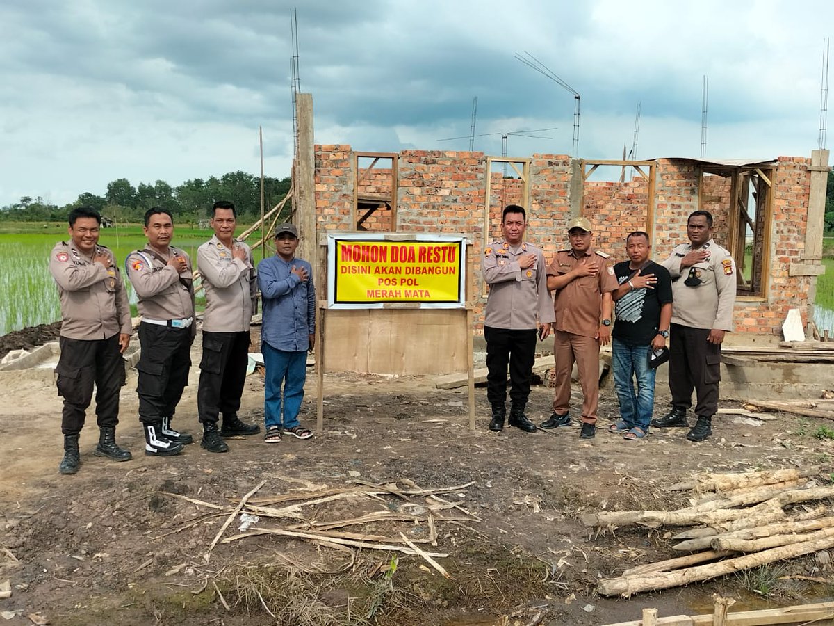 DadangArianto6's tweet photo. Kapolsek Mariana AKP Beni Okimu S.H Cek pembanguan Pos Pol Merah Mata 

#polripresisi 
#kapoldasumsel
#poldasumsel 
#kapolresbanyuasin 
#polresbanyuasin 
#quikwinspolresbanyuasin https://t.co/CslUEdbAMd