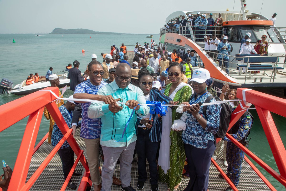 #MCIPME🇬🇳
Ce samedi, Madame <a href="/LLouopou/">LAMAH Louopou</a> était présente à l'inauguration de deux infrastructures: la Gare maritime de Sandervalia et le ponton flottant et Fotoba.
Elle en a profité pour féliciter le ministre des Transports qui permettra de créer des emplois et PME autour du trafic