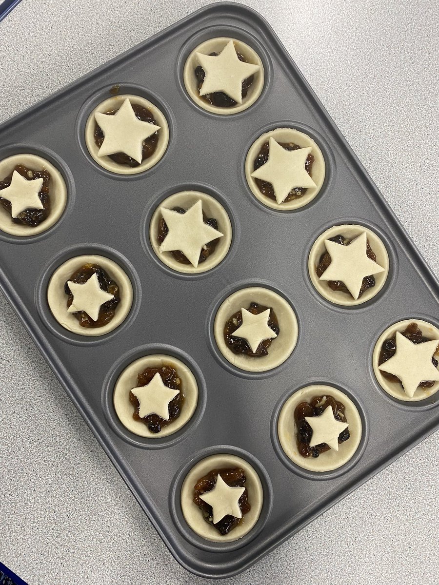 SGSYear1's tweet photo. Weβve been learning about traditional Christmas foods from around the world this morning in #SGSYear1 and baking some delicious mince pies π₯§ #SGSPrep https://t.co/g6EsM9vhsz