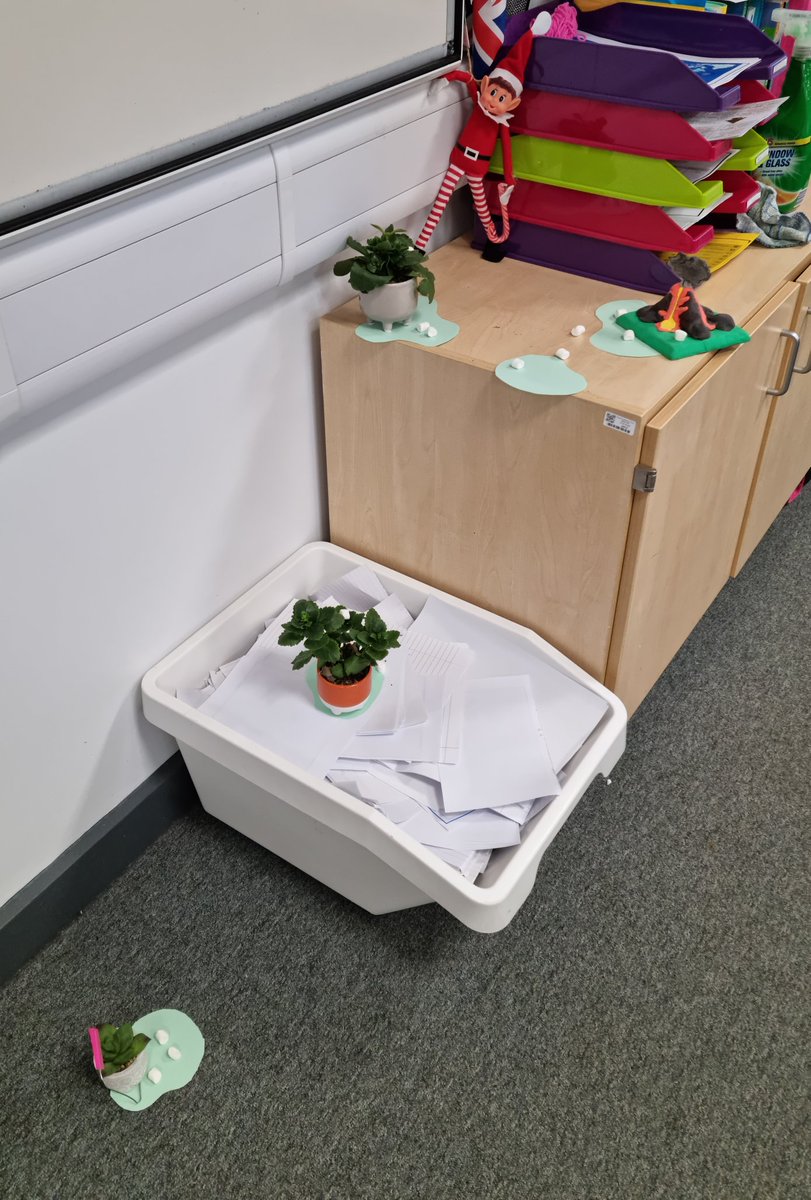 quipntworkss's tweet photo. Clearly, the elf fancied a round of golf last night ⛳️ he doesn't look very good though 😀 #ElfOnAShelf #Golf #elfgames #pooraim #laughter #7e #lovingit https://t.co/1ZyEWsEHch