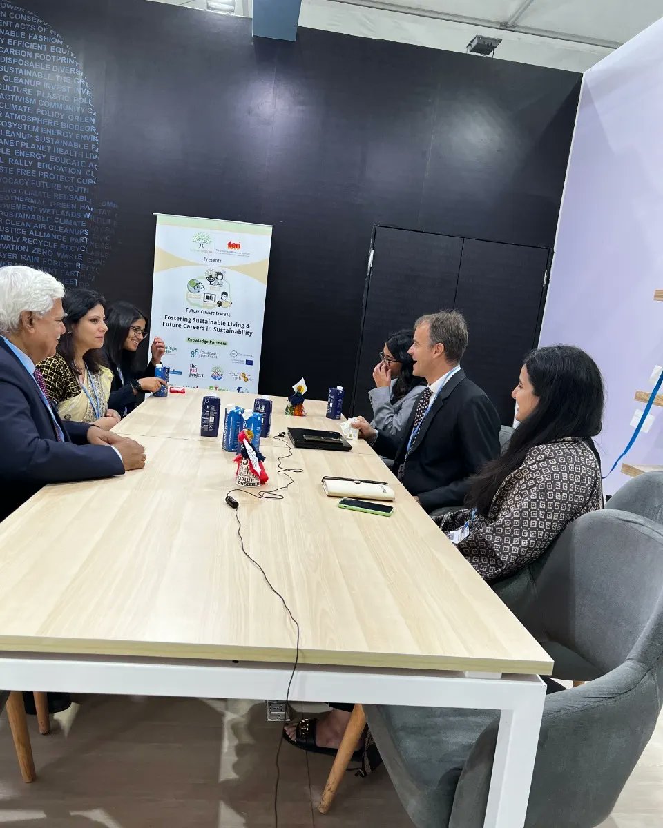 FCL_Program's tweet photo. At @COP27P, the FCL team had a bilateral meeting with Mr. Michal Nekvasil, Ministry of the Environment of the Czech Republic, Czech Presidency of the Council of the European Union to showcase the FCL Delhi Pilot and its methodology to de-jargonize climate change discourse. https://t.co/jQW0n4jeik