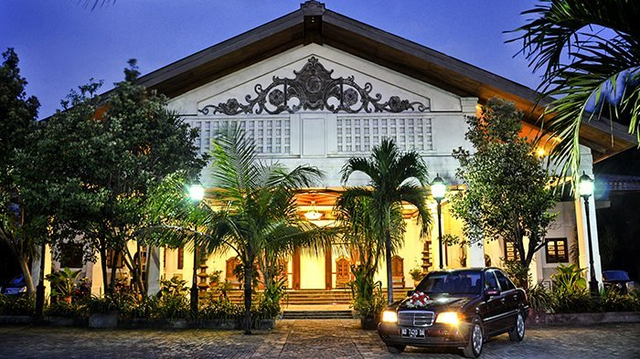 MurtadhaOne1's tweet photo. Knapa kaesang tidak menikah di gedung Graha Sabha Buana milik ayahnya spt kedua kakaknya?

Ternyata gedung tersebut telah lebih dulu dipesan orang

Jd meskipun Jokowi adlh pemilik gedung (dan juga presiden), beliau tak mau semena-mena membatalkan apa yg sudah menjadi hak org lain https://t.co/YjROQ4Nnzt