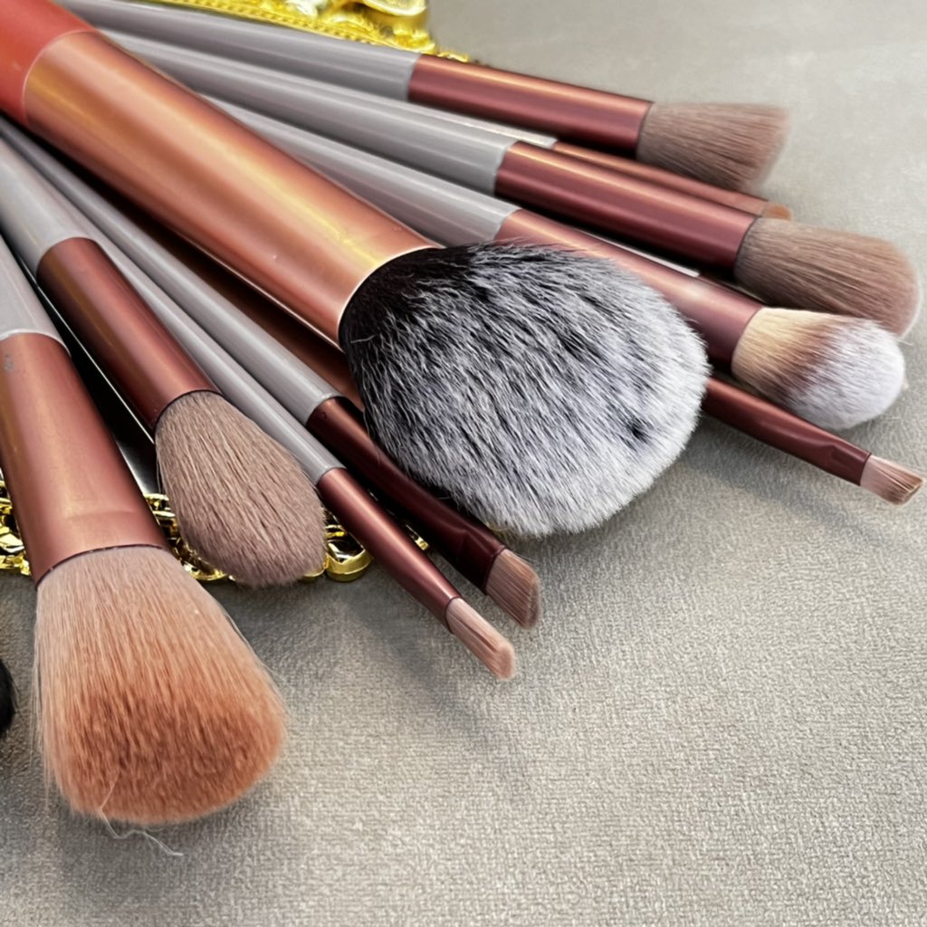 lookecosmetics's tweet photo. "Biar makeupnya flawless, set bedak mending pake brush atau sponge?" 🤔

"Gimana caranya makeup biar gak dempul habis pake bedak?" 👀

Dari pada bingung minké jelasin aja yuk:
✨ 𝐏𝐄𝐑𝐁𝐄𝐃𝐀𝐀𝐍 𝐁𝐑𝐔𝐒𝐇 &amp; 𝐒𝐏𝐎𝐍𝐆𝐄 𝐔𝐍𝐓𝐔𝐊 𝐏𝐀𝐊𝐄 𝐁𝐄𝐃𝐀𝐊✨ https://t.co/1X9E3GvPiW