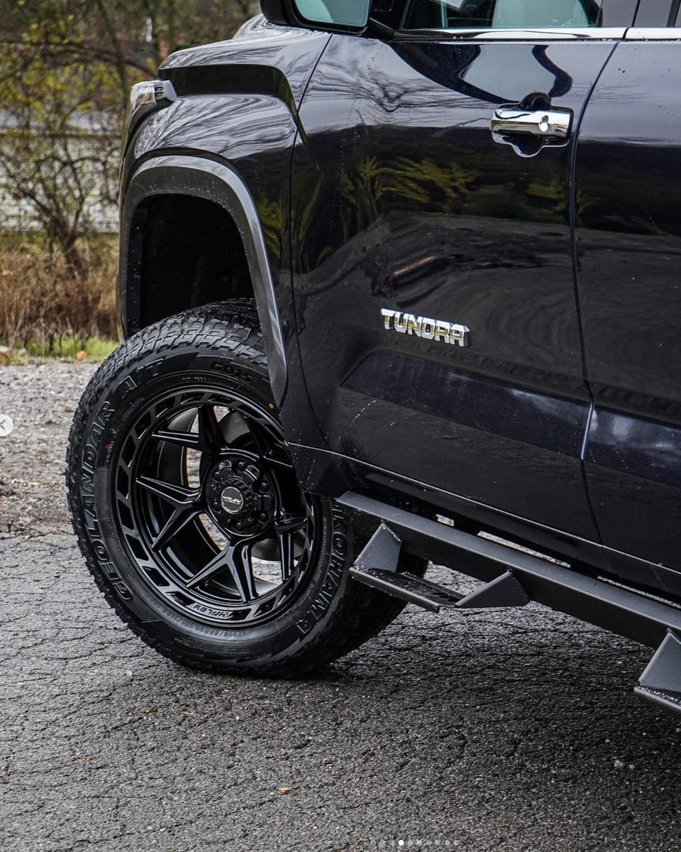 These new Tundra's are THE HOTNESS!  Here's one by @briansmotorsports 
@yokohamatire 305/55/20 GO15s
@4playwheels 20x10 4P55
@roughcountry AL2 Drop Steps
@roughcountry Hard Low profile Bed Cover
📷 @mitchmeador
📷 @levelup_filmz
📌 @briansmotorsports
#BMS #toyota #tundra