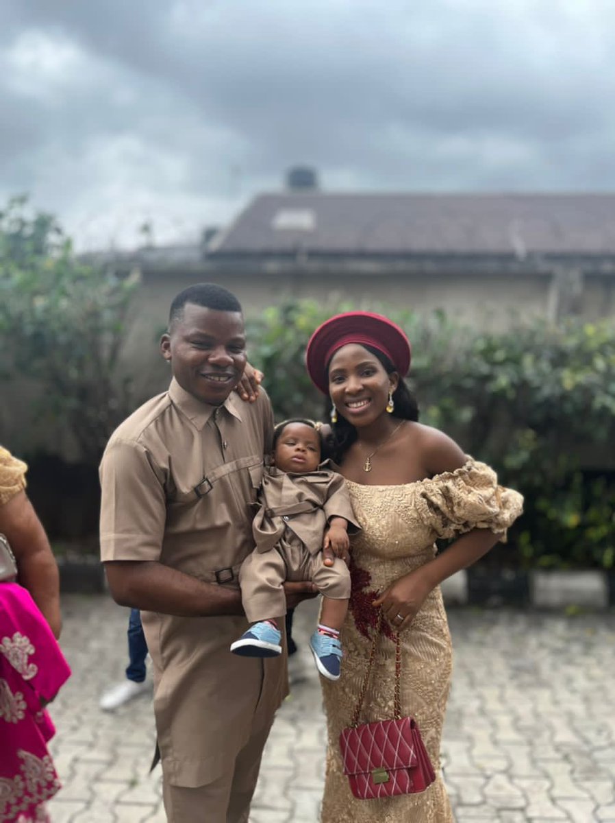 lindababy844's tweet photo. @CwayNutriMilk I nominate the family of @QOdinaka who have gave birth to a bouncing baby boy recently and yet both parents still ensures that their service to humanity continues by giving us those living is their hood a Bag of rice to share.God bless you #NutriMilkFamily #NutriMilkSantaVisit https://t.co/4u0TtTa0xP
