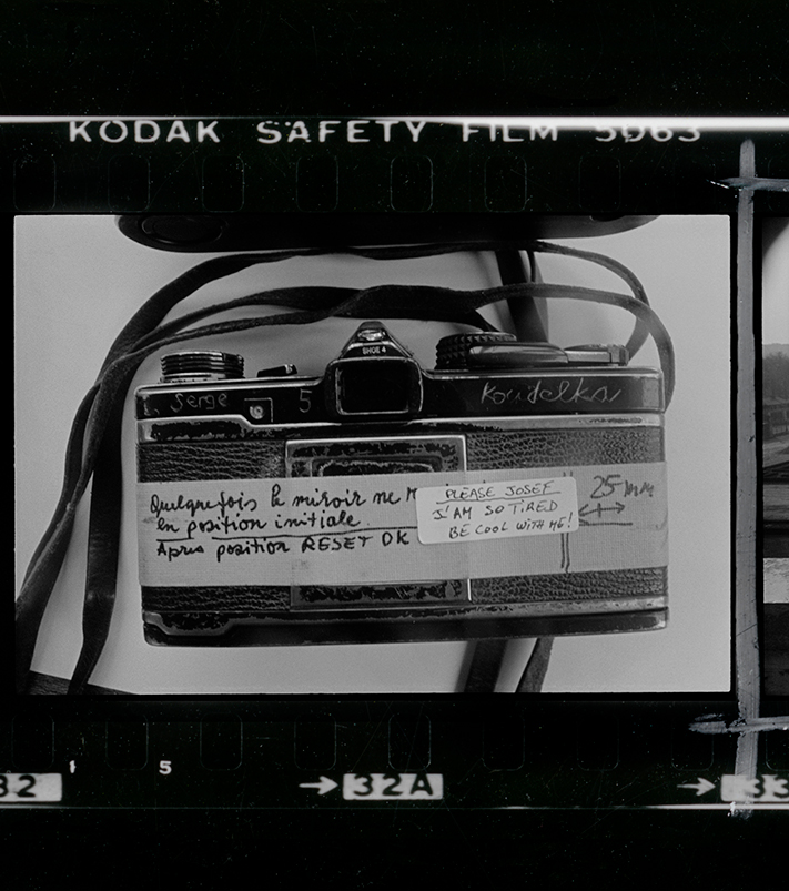 "S'il te plaît Josef, je suis un pauvre appareil photo, sois cool avec moi !" Exposition "Josef Koudelka. Ikonar" jusqu'au 29.01 ► bit.ly/3UIDCuE

"Indications pour des problèmes d’appareil photo", 1992 © #JosefKoudelka / <a href="/MagnumPhotos/">Magnum Photos</a>, court. Josef Koudelka Foundation