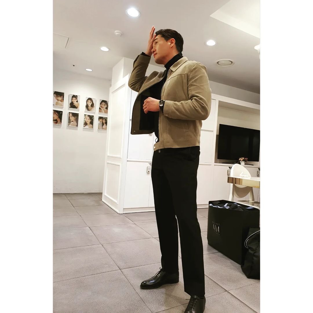 tsukiverse704's tweet photo. 221213  #유지태 #YooJiTae IG Update

no caption 

 #moneyheistkorea #종이의집 #교수 #professor https://t.co/n00OzaeV2S