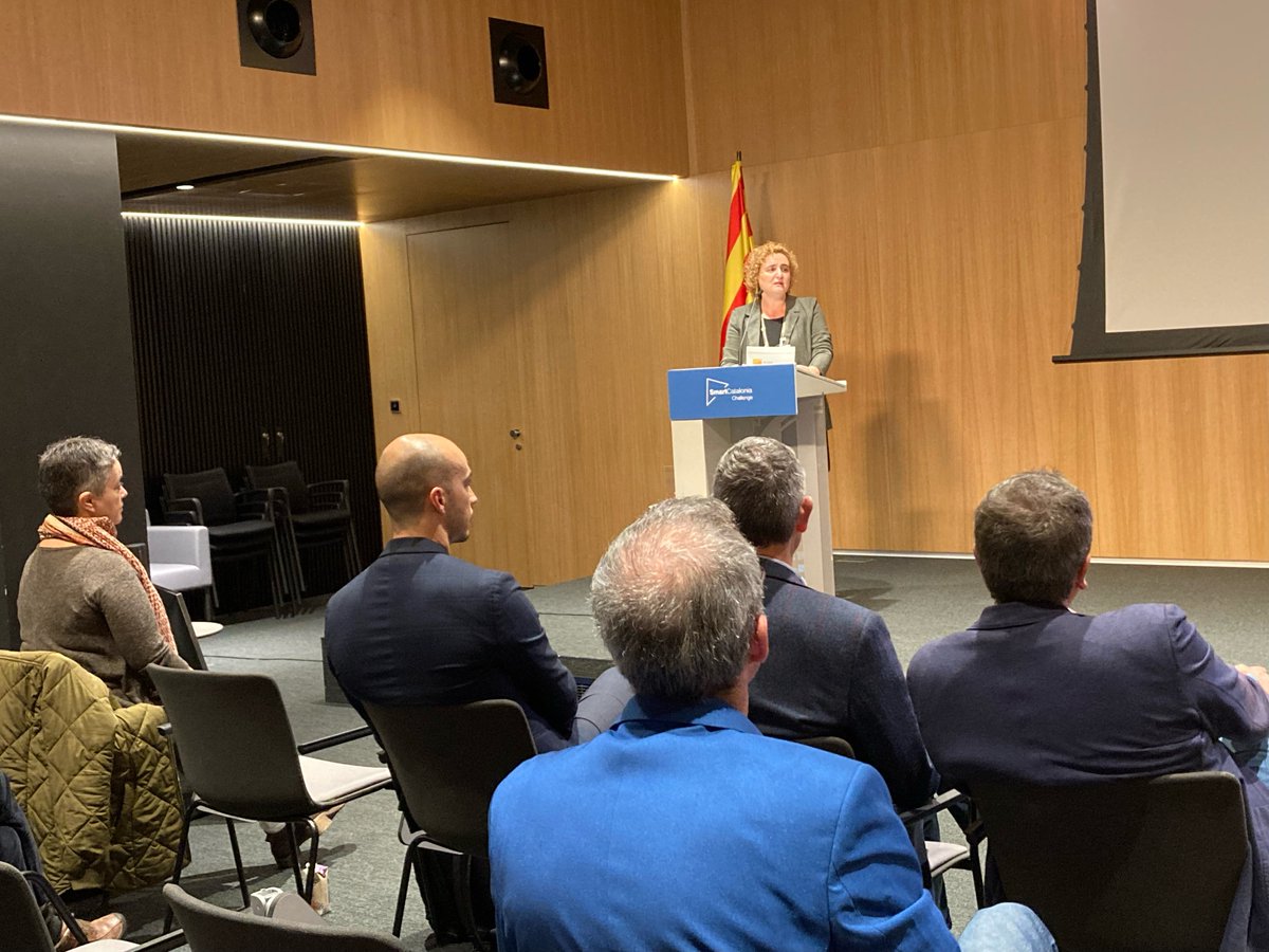 i2CAT's tweet photo. 🗣️@myriammoysset, directora de l'@ICGCat, introdueix els tres reptes d'aquesta nova edició de l' #SmartCatalonia Challenge i dona les gràcies a les 9 empreses que han presentat les seves propostes. https://t.co/O1ifAdmmy6