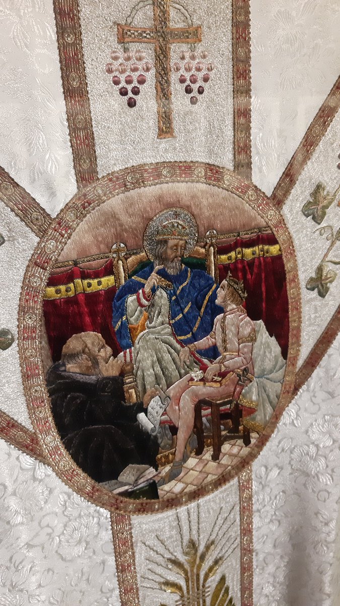 PilgrimBudapest's tweet photo. White chasuble w/ image of #StStephenOfHungary, his son #StEmeric & the latter's master St Gerard in the Diocesan Museum of #Székesfehérvár 🇭🇺
#TextileTuesday https://t.co/KcfJ3Tpn4q