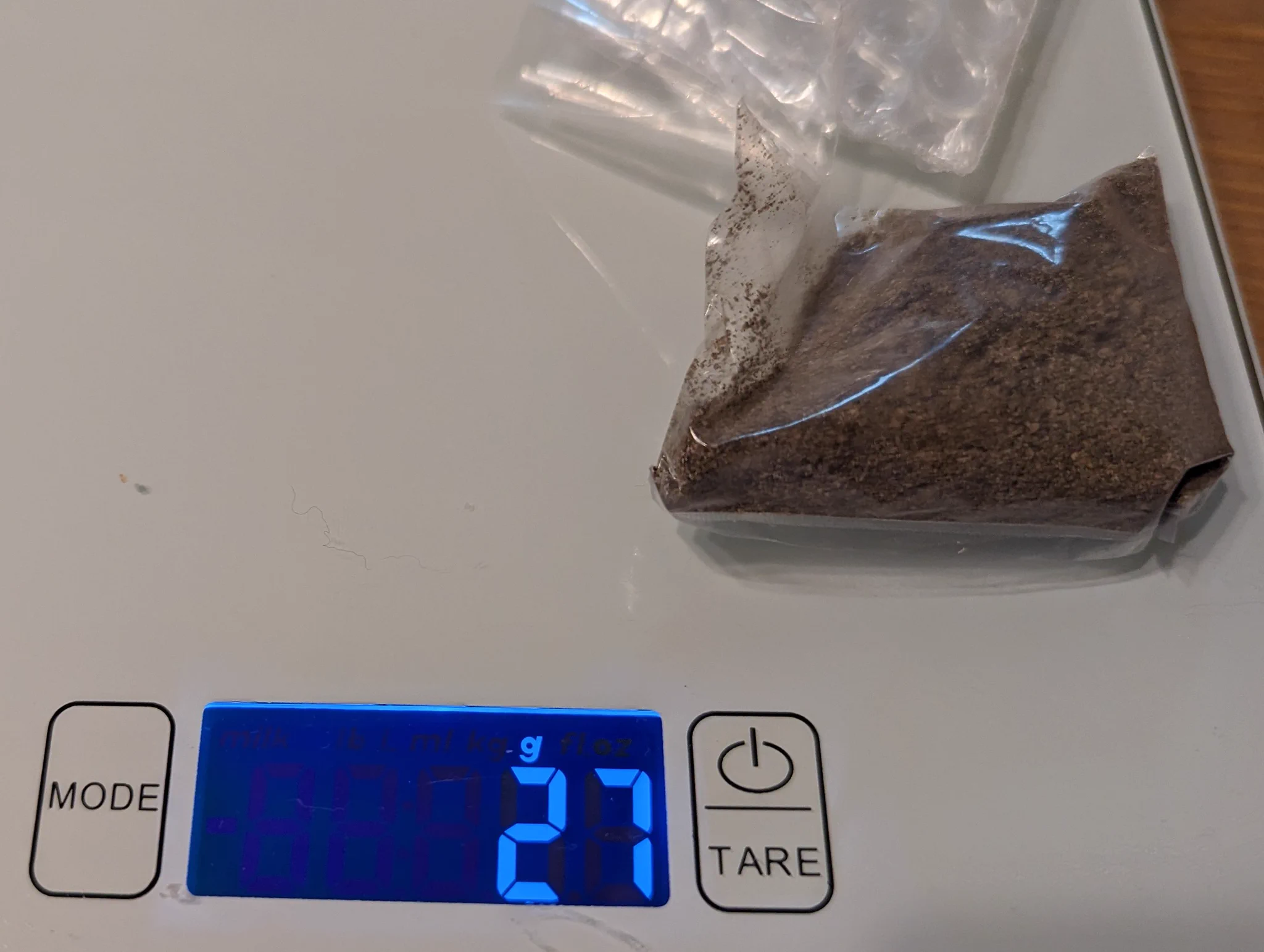 【悲報】Amazonで『充電ケーブル』を購入した結果、届いたのはなんと『土』だった