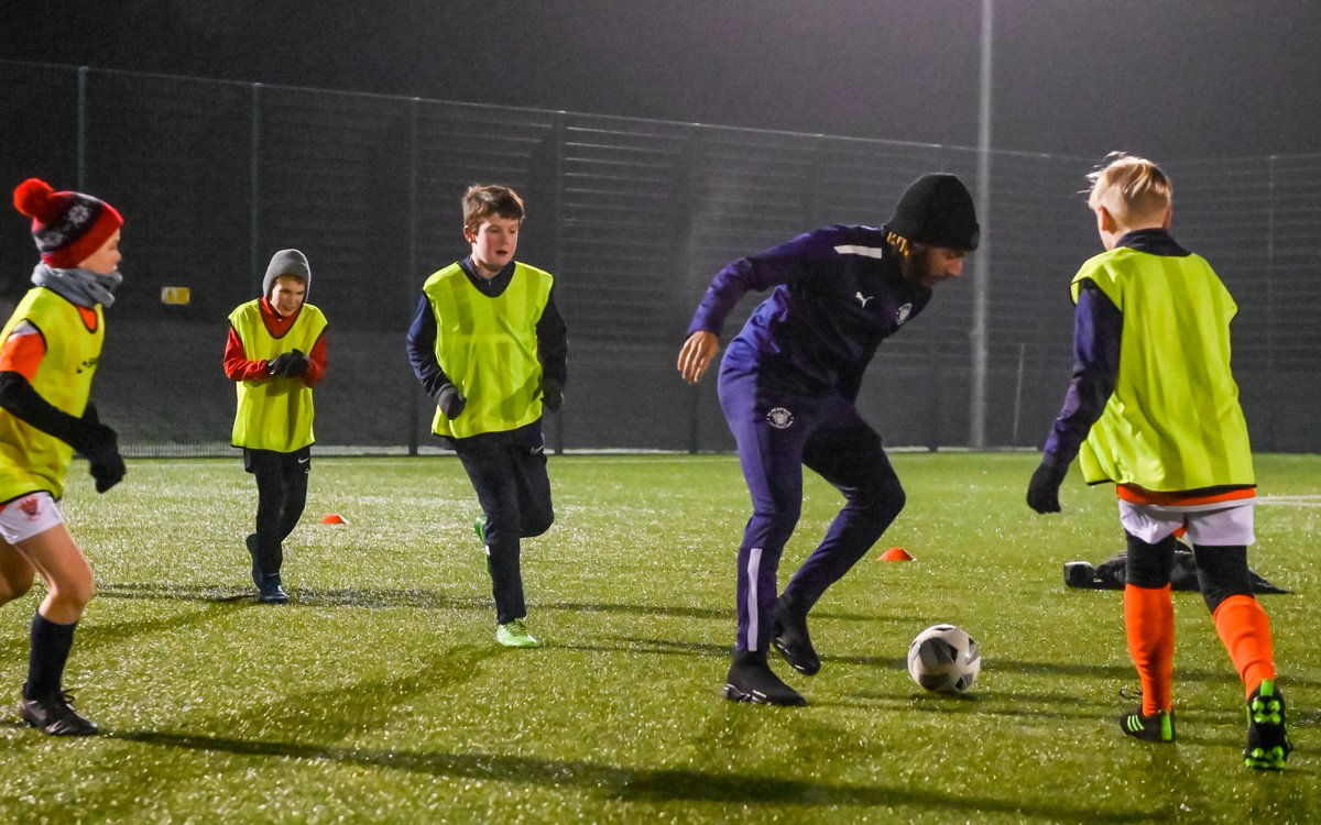 BlackpoolFC's tweet photo. 📷 Another #TangerineTeamMates visit also took place last night, as Dom Thompson met some of the kids at Poulton FC. 

@BFCCT_ 

🍊 #UTMP https://t.co/JrDGZgB00M