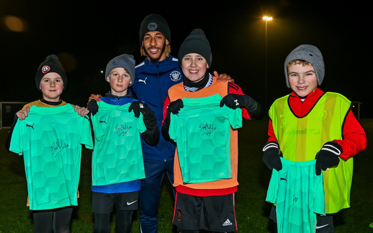 BlackpoolFC's tweet photo. 📷 Another #TangerineTeamMates visit also took place last night, as Dom Thompson met some of the kids at Poulton FC. 

@BFCCT_ 

🍊 #UTMP https://t.co/JrDGZgB00M