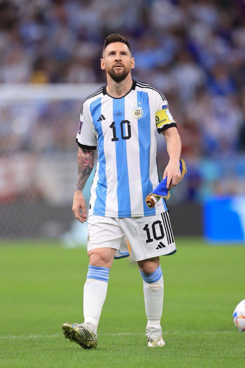 leo10_football tweet picture