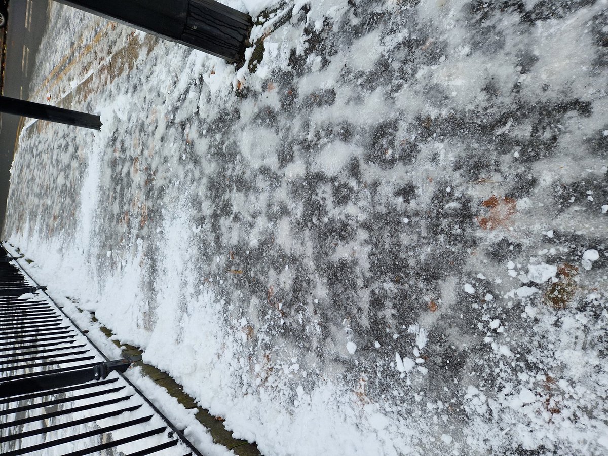 rodyanna3's tweet photo. #school #newham #Eastham #newhamcounsil 

Please do something about the ice around school.  It's very dangerous. https://t.co/QZuBWw4Siz