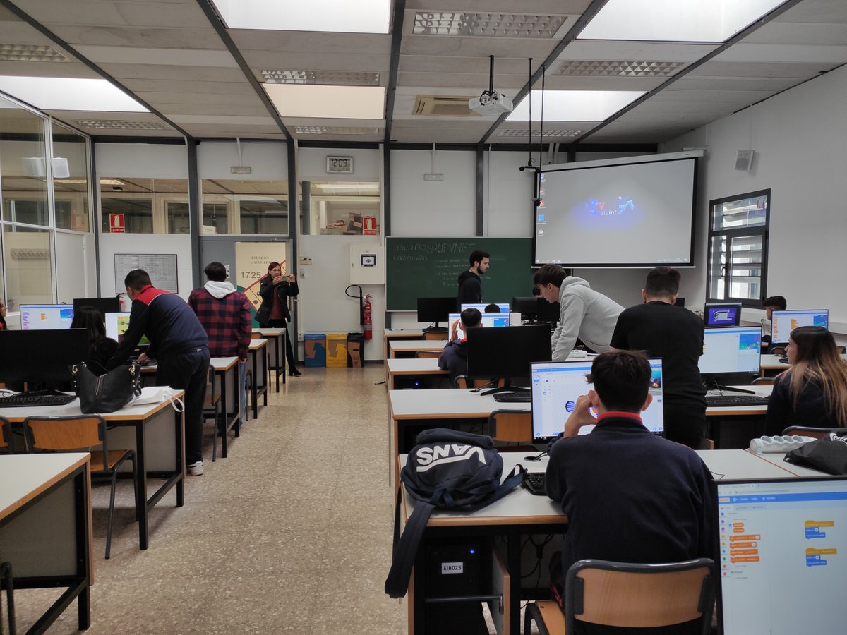 MuseuInfUPV's tweet photo. En colaboración con miembros del @ACMupv @theofficialacm, el @museoinf participó ayer en #lahoradelcodigo #HourOfCode impartiendo un taller de programación básica y un taller de sensorética a alumnos del IES Jorge Juan. #activitatsmuseu #etsinf #AdaByronUPV #ODS4 https://t.co/YJV6txdxPp