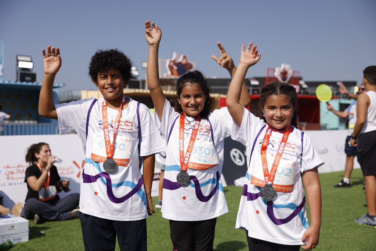 JeddahMarathon's tweet photo. فرحة أبطالنا الصغار في نصف #ماراثون_جدة بعد استلام ميدالية السباق🧡 https://t.co/GUct3SijnX