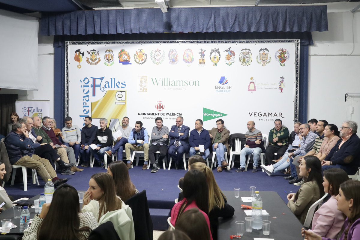 JCF_Valencia's tweet photo. 🤔❓ Més de 400 persones 👥 participen en el concurs ‘La Primera en la Frente’ que anit va celebrar la @FedFallas1A.

🥇 L’equip ‘Totfalles’ s’ha proclamat campió en una nit en la qual la tasca didàctica i la competició sana han sigut, un any més, les protagonistes. 👏

#Falles23 https://t.co/AIm9FxIr3F