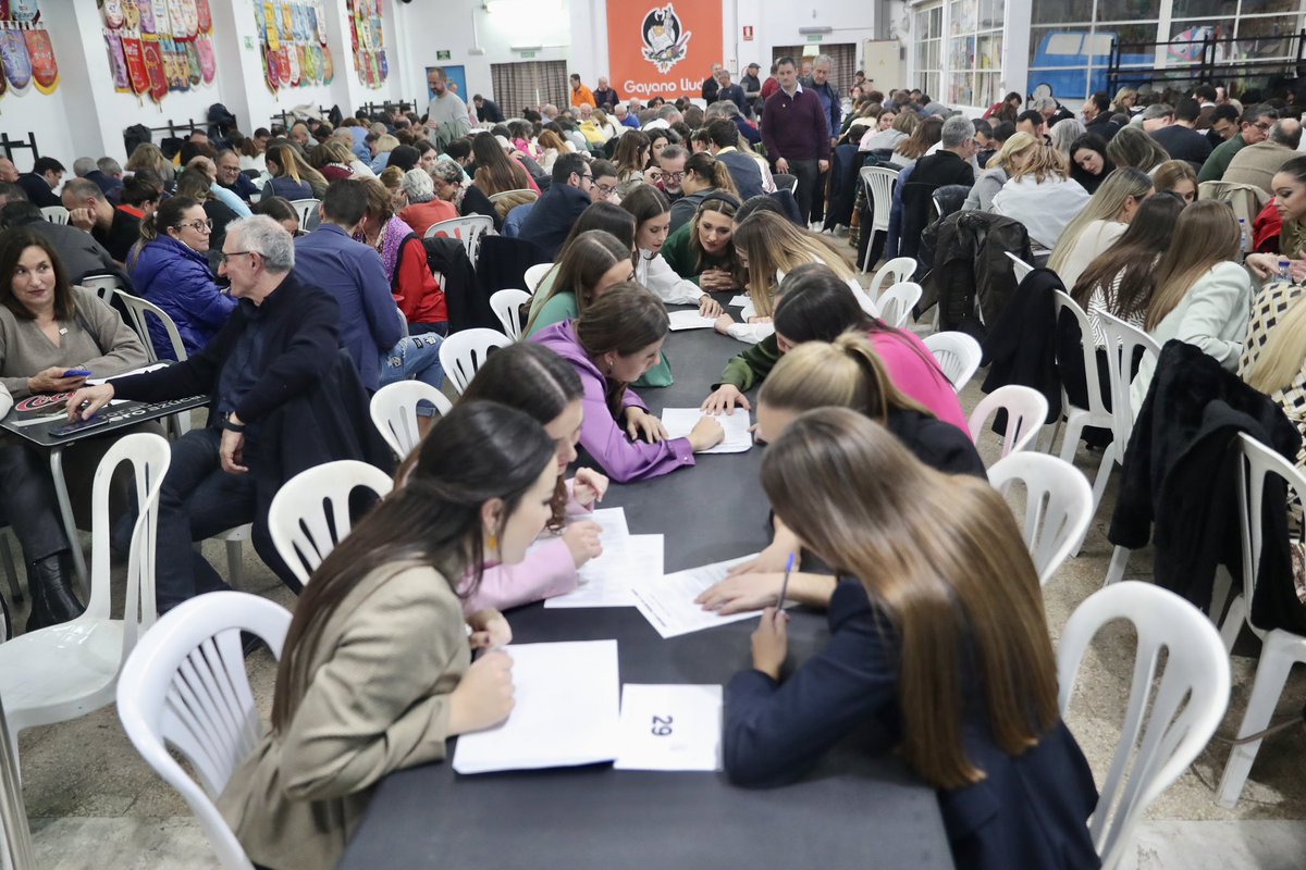 🤔❓ Més de 400 persones 👥 participen en el concurs ‘La Primera en la Frente’ que anit va celebrar la <a href="/FedFallas1A/">Federación Fallas 1A</a>.

🥇 L’equip ‘Totfalles’ s’ha proclamat campió en una nit en la qual la tasca didàctica i la competició sana han sigut, un any més, les protagonistes. 👏

#Falles23