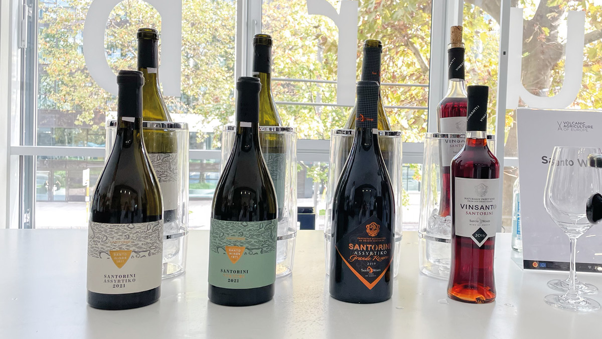 Feinschmeckrblg's tweet image. Schon bald stehen die Feiertage vor der Tür. Passend zum Festtagsmenü empfehlen wir die einzigartigen Weine aus Santorin, die wir bei einer Weinprobe von Volcanic Agriculture of Europe getestet haben.

feinschmeckerblog.de/2022/12/13/san…

#wein #santoriniwine #weihnachtsfeier