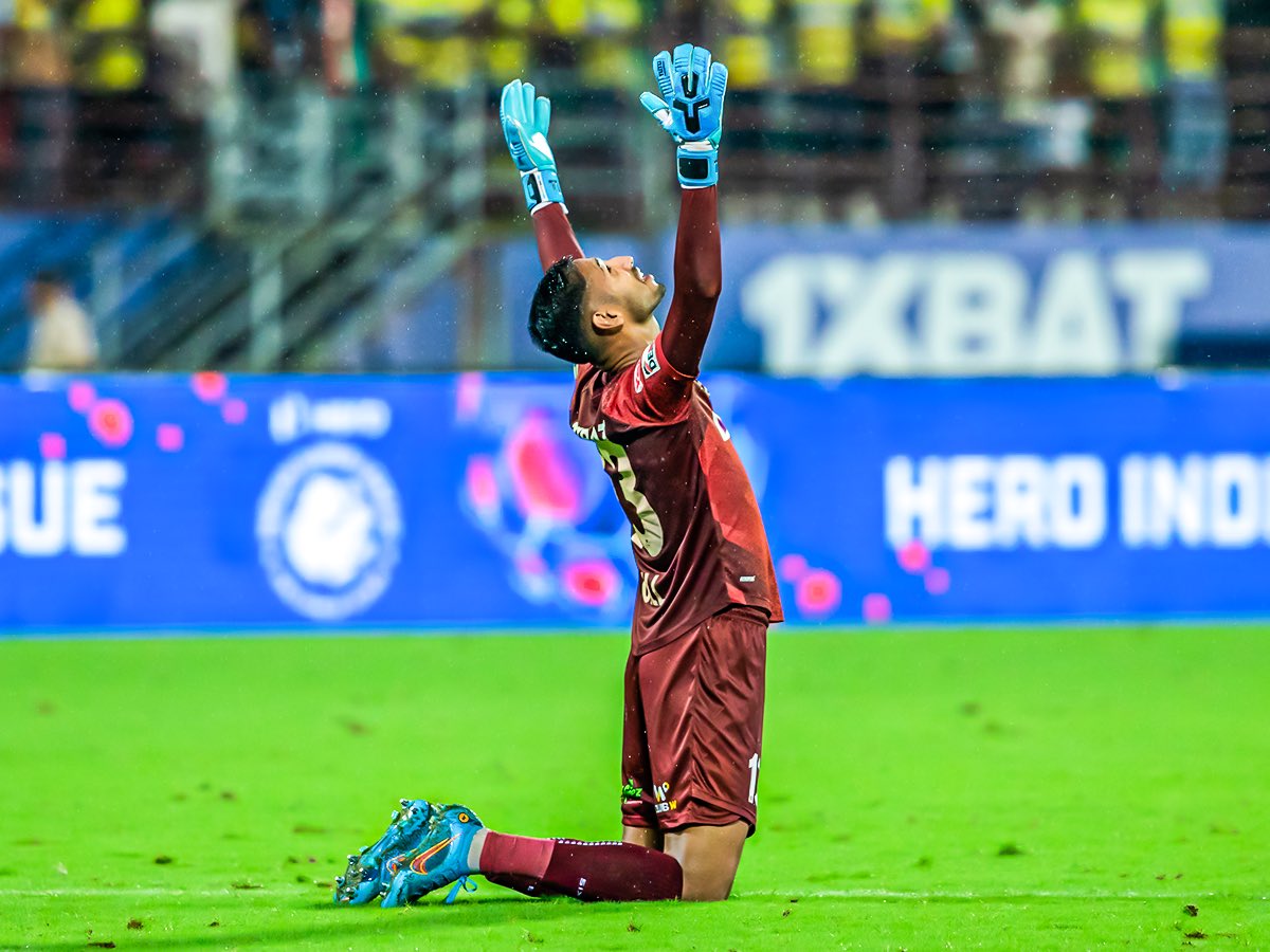 KeralaBlasters's tweet photo. Our fix between the sticks! 🚫💪

@SukhanGill01 #KBFCBFC #ഒന്നായിപോരാടാം #KBFC #KeralaBlasters https://t.co/Ii5ogPRh2N