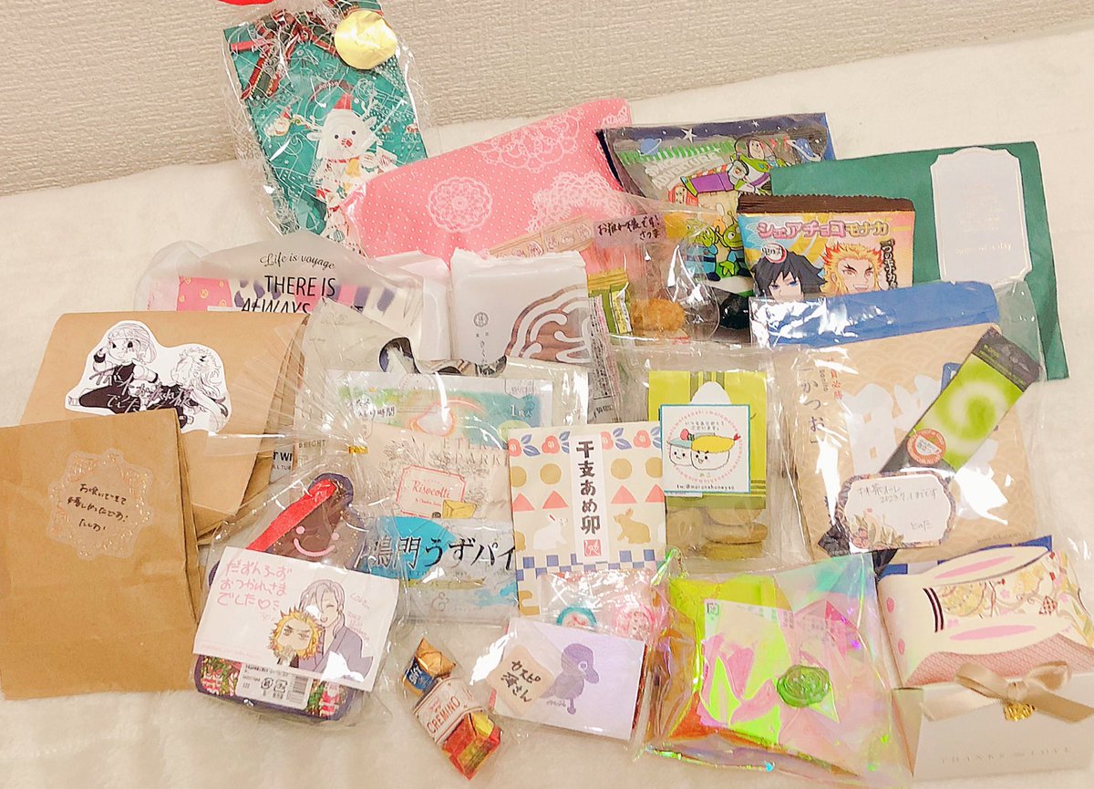 たくさんの差し入れありがとうございました〜！！！🥰🥰✨✨✨✨
並べててこんなに貰っていいんだ！？？って目ん玉飛び出すと同時にモチベガン上がりでございます...まだまだ描くぞ〜！！✋🥳🔆🔆🔆