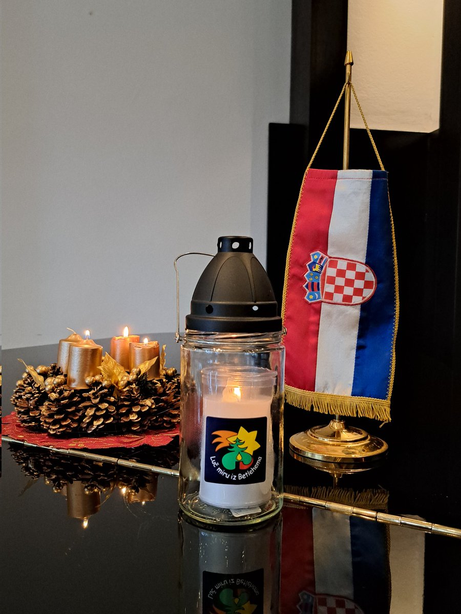 CROinSLO's tweet photo. The Bethlehem light of peace has arrived in @CROinSLO thanks to @skavti. https://t.co/Oe6Xi6cwlX