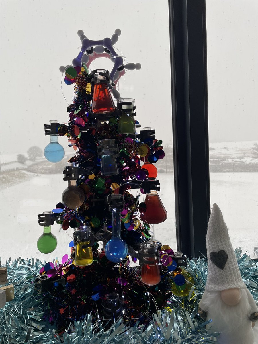 EHS  first ever Chemistree even has a benzene star, what a beautiful a snowy backdrop! @ElginHighHT