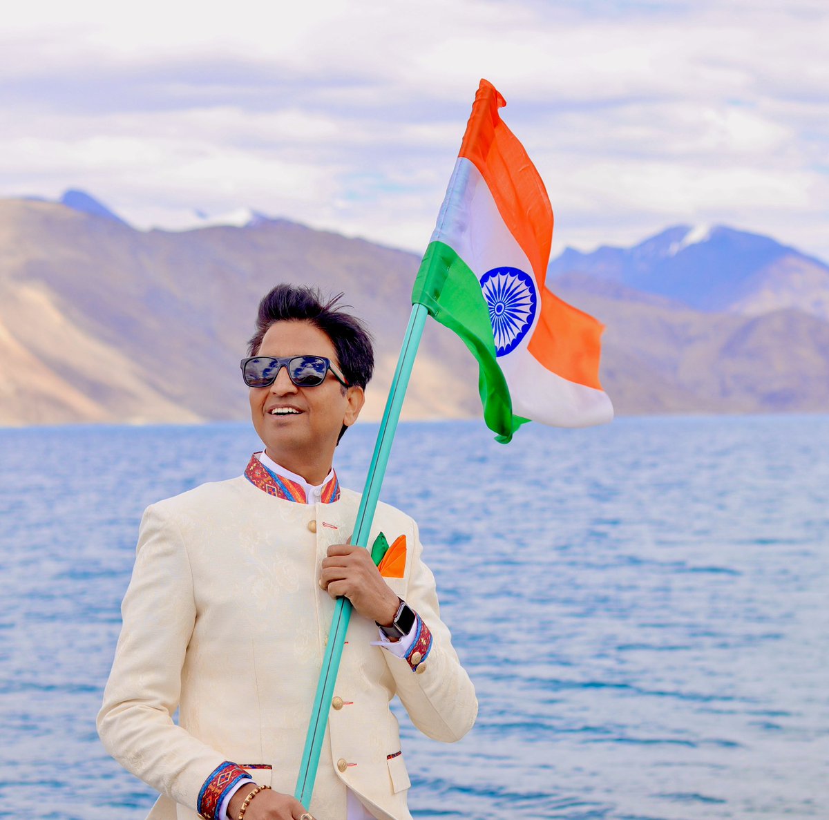 विस्तारवादी चीन के नापाक इरादों को अपने फ़ौलादी सीने अड़ाकर नामुमकिन बना रहे,सरहद के हर फ़ौजी को दोनों हाथ जोड़कर कृतज्ञ प्रणाम।किसी पर भरोसा हो न हो, आप पर पूरे देश को भरोसा था, है और रहेगा कि आपके रहते सरहद सुरक्षित है।आपके चिंतित परिवारों को पूरे देश के स्नेह से भरा आलिंगन🇮🇳🙏