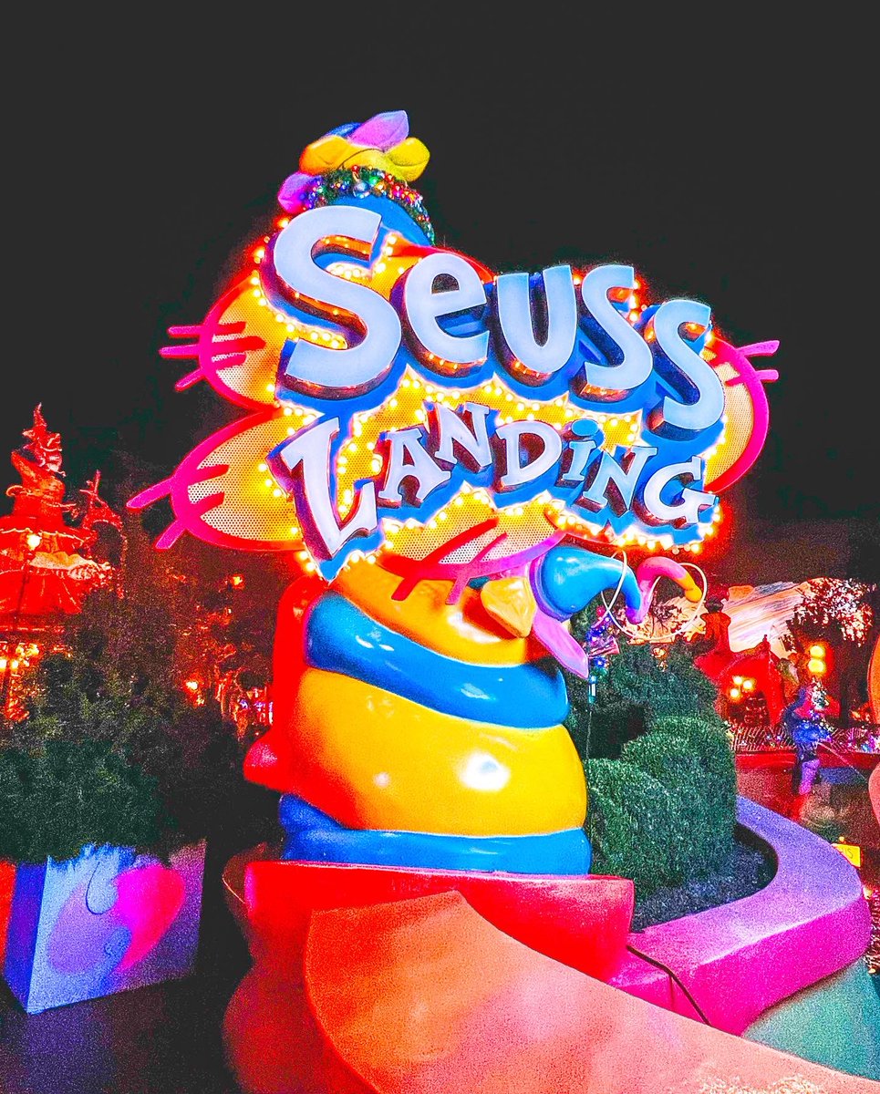 FanAttractions's tweet photo. Night or day, Seuss Landing @universalorlando sparkles with holiday cheer! ✨🎄✨#universalorlando #islandsofadventure #seusslanding #grinchmas #themeparksofinstagram #themeparks #uoap #universalmoments #fantasticattractions 💫 https://t.co/kX7TRUTOB5