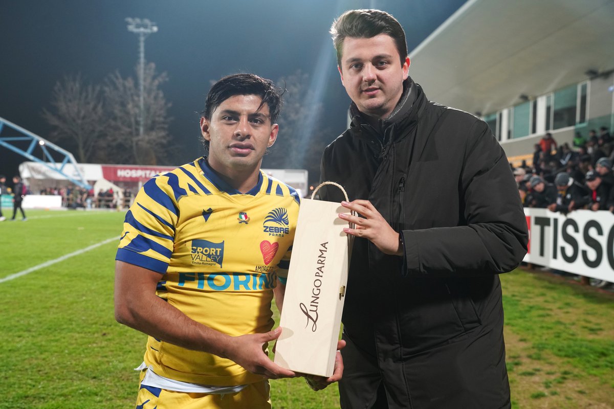 ZebreParma's tweet photo. Gonzalo Garcia Γ¨ la #ZebraDelMatch π¦πͺ
Complimenti al mediano di mischia delle #ZebreParma, premiato al termine della sfida #ZEBvRCT con una bottiglia del nostro #partner #Lungoparma πΎ
#WeAreZebre https://t.co/Visppk8b2z