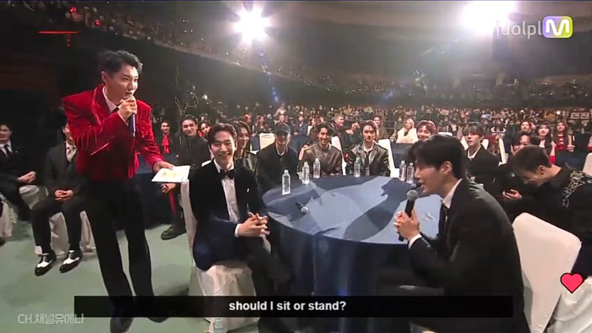 seonhohohorayyy's tweet photo. LMAO NOT HIM DONT KNOW WHETHER TO SIT DOWN OR STAND UP BUT END UP SIT DOWN HE'S SOOOOOO UNSERIOUS HELP 😭😭😭 https://t.co/oNxrTjqvmn