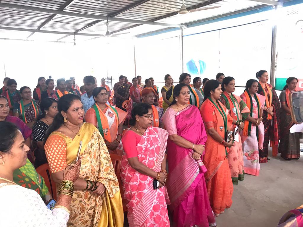 BJPMM4Telangana's tweet photo. #TSMahilaMorcha #RRUrbanMahila morcha Executive meeting org by MM Dist pre Krishnaveni n team with Dist pre Samarangareddy garu n Eminent leaders of bjp
#BJP4Telangana 
@KGeethamurthy https://t.co/GNsy5f4rci