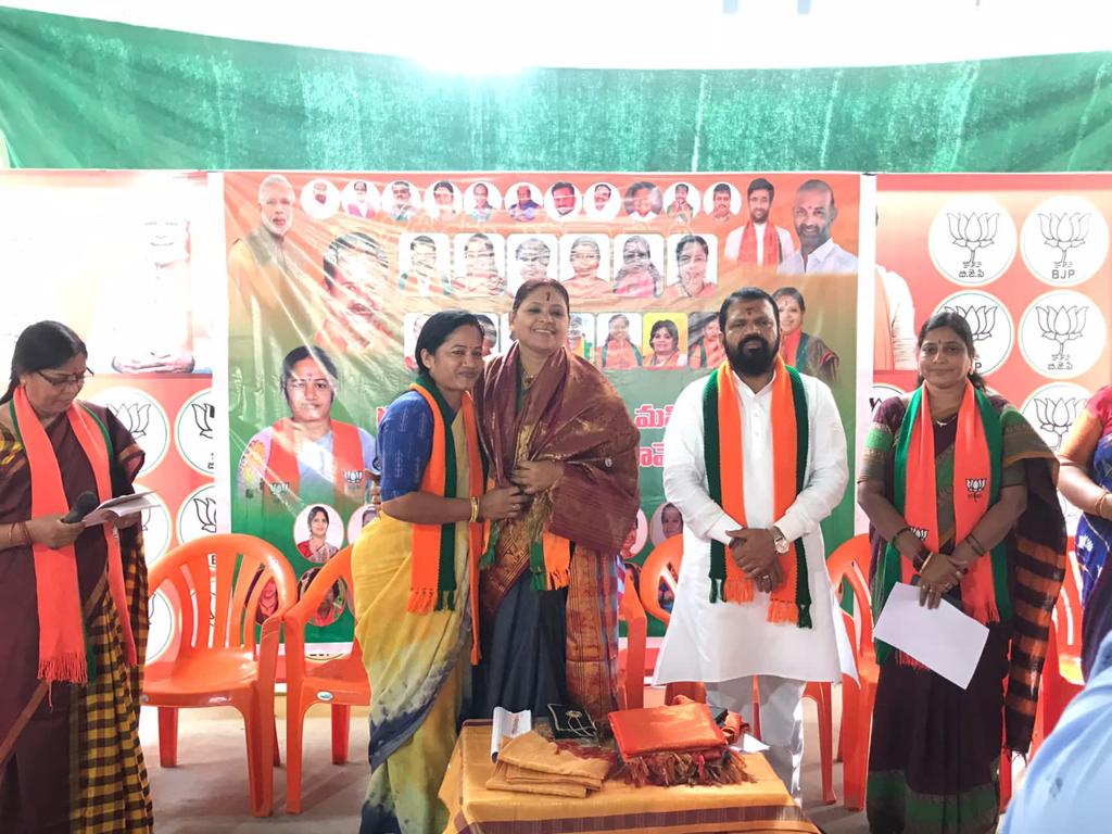 BJPMM4Telangana's tweet photo. #TSMahilaMorcha #RRUrbanMahila morcha Executive meeting org by MM Dist pre Krishnaveni n team with Dist pre Samarangareddy garu n Eminent leaders of bjp
#BJP4Telangana 
@KGeethamurthy https://t.co/GNsy5f4rci