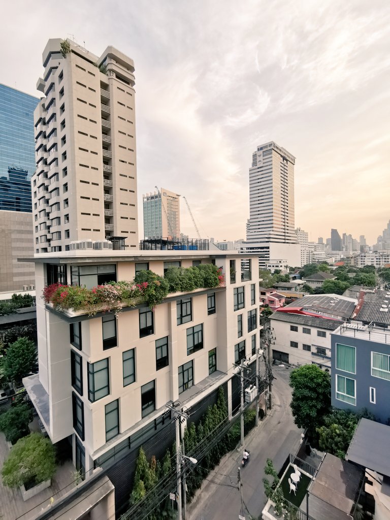 AlphaK7709's tweet photo. 1st night in Bangkok #Bangkok2022 
Vacation started! Hooray! #LFG @stl1628 https://t.co/A5bsCbllNo